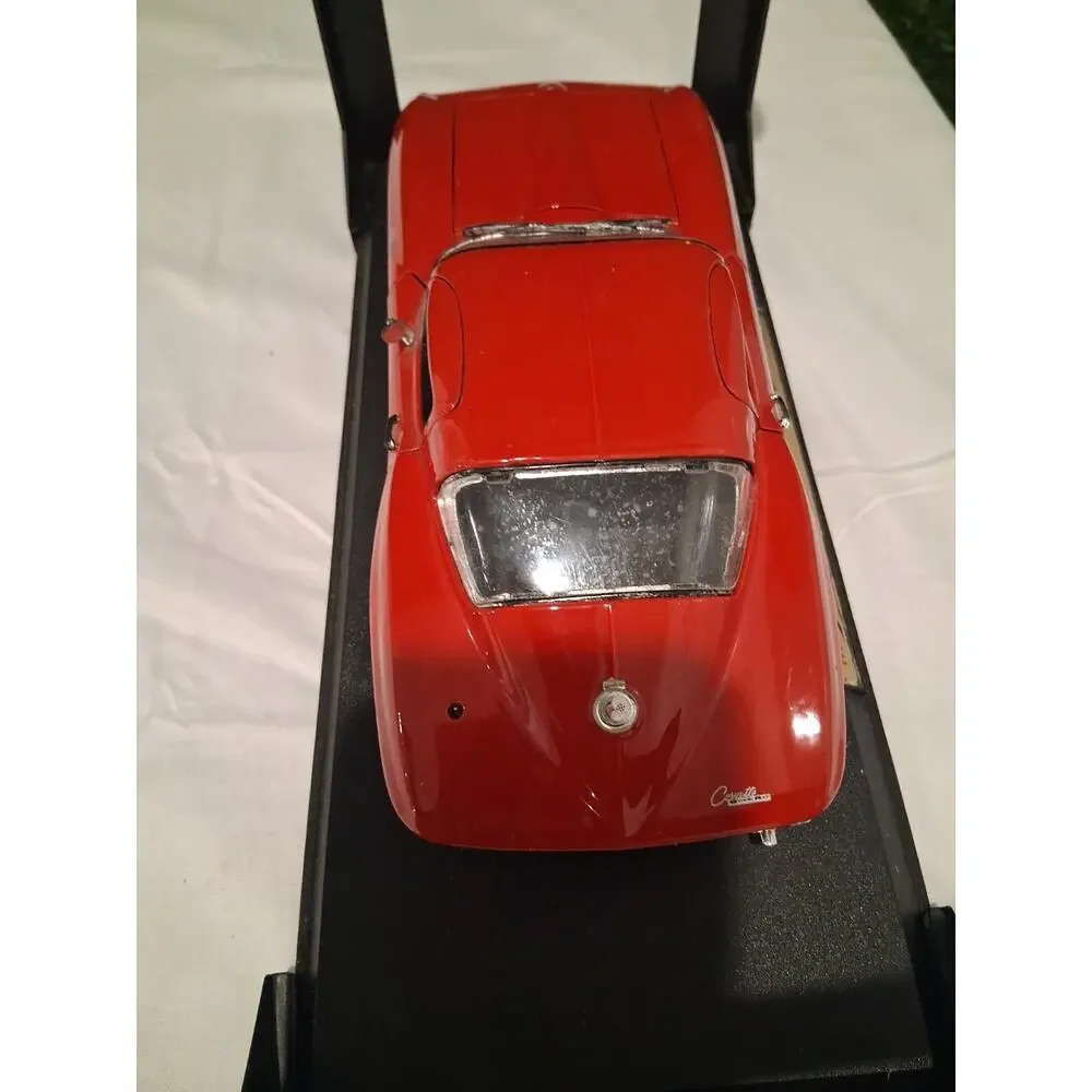 Maisto 1965 Chevrolet Corvette Sting Ray Coupe 1/18 Diecast Car Red With Base